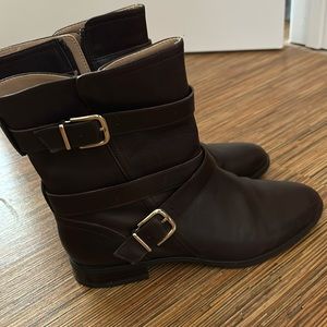 Size 7 low booties with easy on/off zipper.  Chocolate brown as seen.